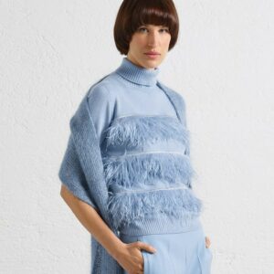 Etwas ganz besonderes ist der hellblaue kastig geschnittene Kaschmir-Wolle Mix Pullover. Vorne mit exklusivem Straußen-Feder Detail in gleicher Farbe. Auch in rosa erhältlich und besonders schön in "Monocrom" Look.