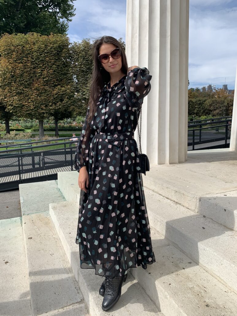 Cooles fließendes schwarz gemustertes Midikleid von Emporio Armani. Bei vielen Gelegenheiten zu tragen - am Abend mit Stilettos oder tagsüber mit Stiefel. Sehr schön in Kombination mit kleiner Lederjacke oder Jeansjacke.