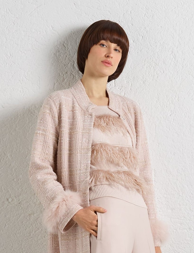 Etwas ganz besonderes ist der rosafarbene kastig geschnittene Kaschmir-Wolle Mix Pullover. Vorne mit exklusivem Straußen-Feder Detail in gleicher Farbe. Auch in hellblau erhältlich und besonders schön in "Monocrom" Look.