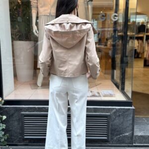 Beige Übergangsjacke mit Kapuze und goldenen Knöpfen von GIGI