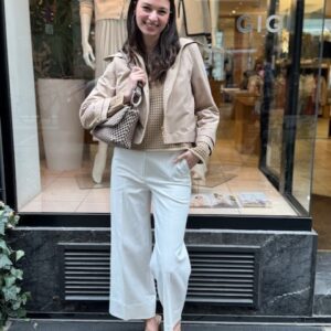 Beige Übergangsjacke mit Kapuze und goldenen Knöpfen von GIGI