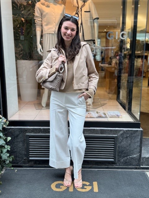 Beige Übergangsjacke mit Kapuze und goldenen Knöpfen von GIGI