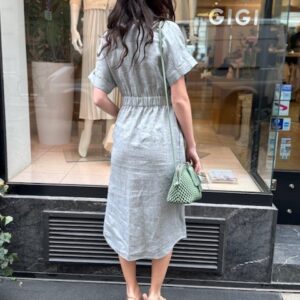Peserico Leinenkleid in Salbeigrün mit Kettchendetails und Gürtel