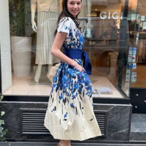 Sara Roka Kleid mit blauem Print und Taillengürtel – Bild 3