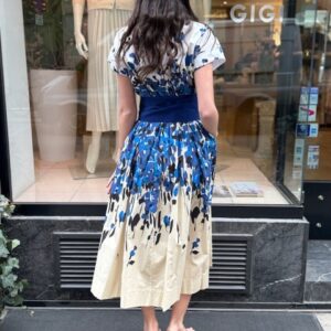 Sara Roka Kleid mit blauem Print und Taillengürtel – Bild 2