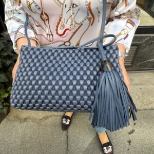 Tango Bag Blue Jean von Tissa Fontaneda, getragen als Schultertasche mit typischem Bubble-Leder