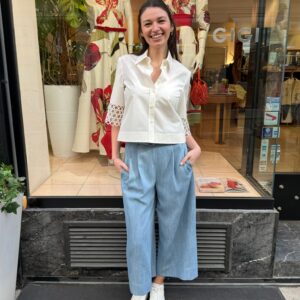 Akris Punto weiße Baumwollbluse mit Lochspitzen Detail – elegante Damenbluse bei Boutique GIGI Wien