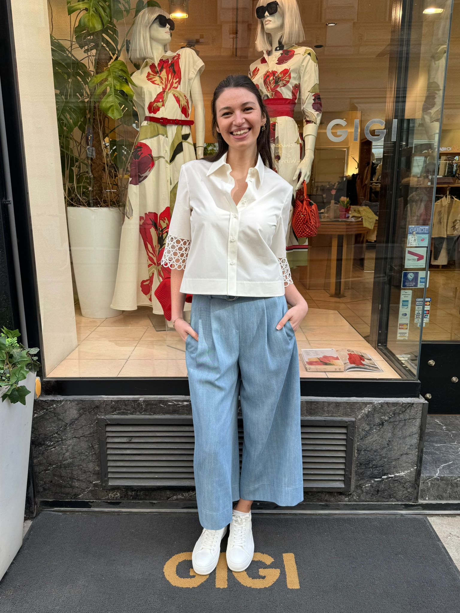 Akris Punto weiße Baumwollbluse mit Lochspitzen Detail – elegante Damenbluse bei Boutique GIGI Wien