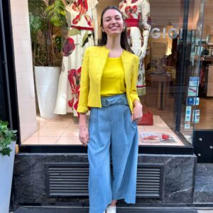 Gelbe Jacke von Akris Punto aus Wildseide mit gefransten Kanten und verkürzten Ärmeln