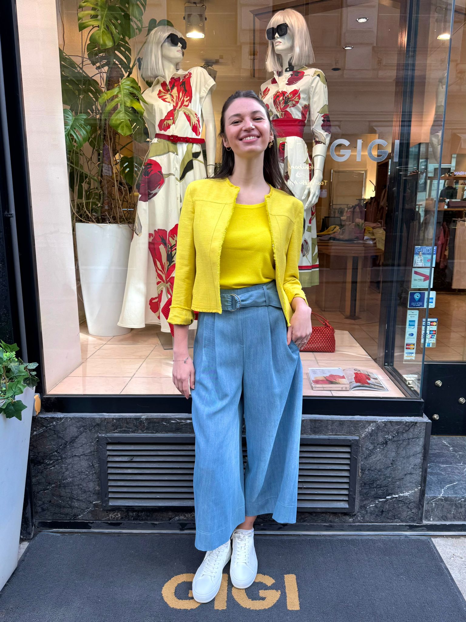 Gelbe Jacke von Akris Punto aus Wildseide mit gefransten Kanten und verkürzten Ärmeln