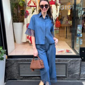 Akris Punto Viskosebluse im Denim Look mit Lochspitzen Detail – moderne Damenbluse bei Boutique GIGI Wien