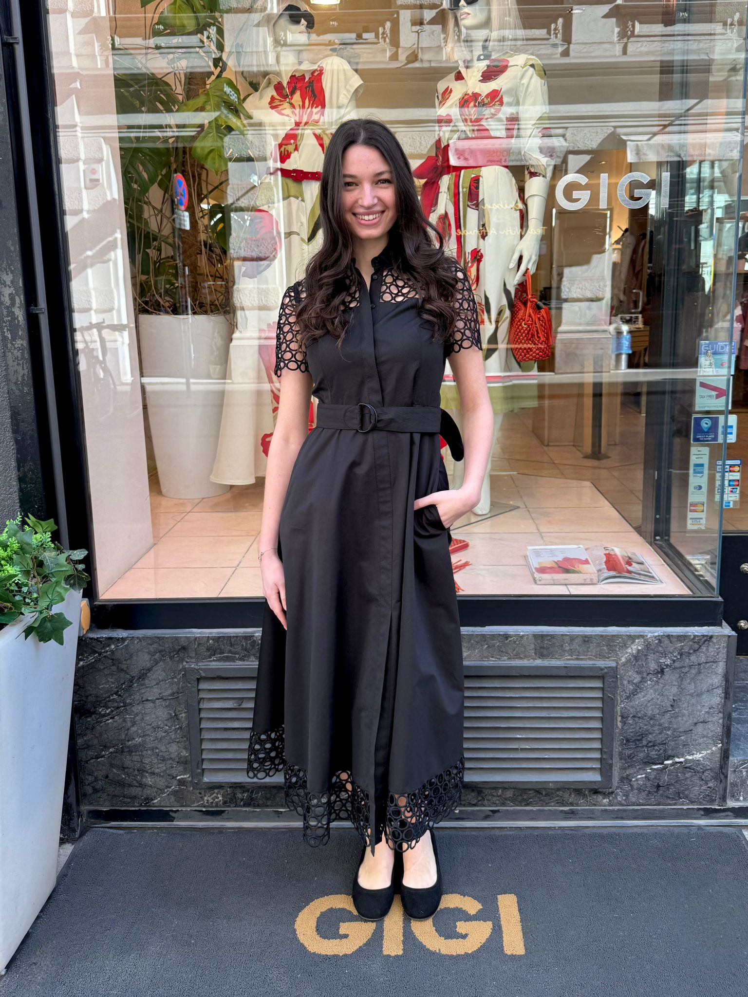 Akris Punto schwarzes Midi Kleid aus Baumwolle mit Spitze und Gürtel – elegantes Damenkleid bei Boutique GIGI Wien