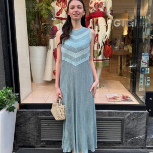 Türkises ärmelloses Strickkleid von D.Exterior mit strukturierter Oberfläche und dezenten Pailletten, Vorder- und Rückansicht