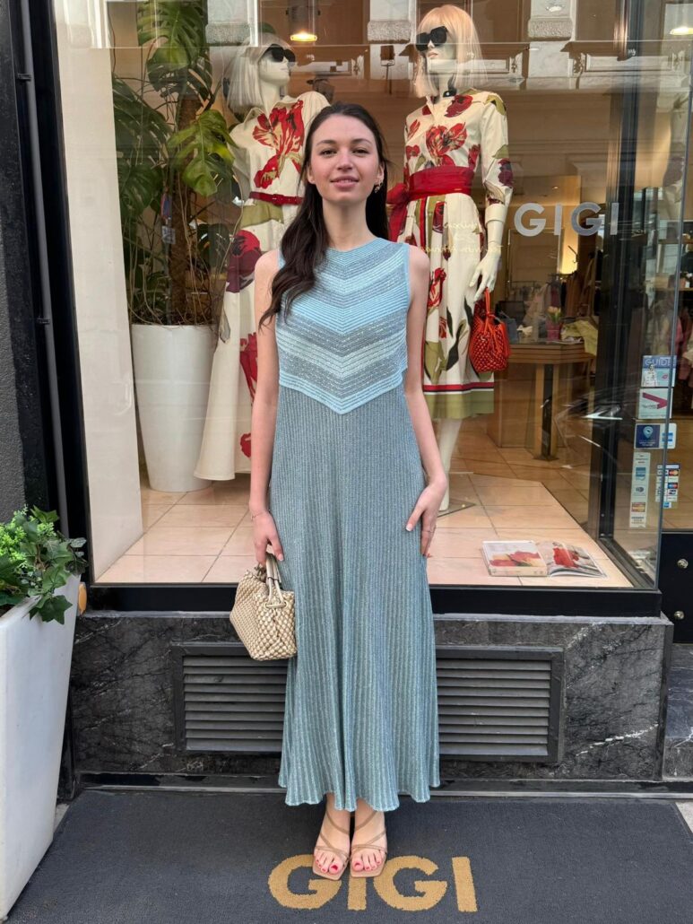 Türkises ärmelloses Strickkleid von D.Exterior mit strukturierter Oberfläche und dezenten Pailletten, Vorder- und Rückansicht