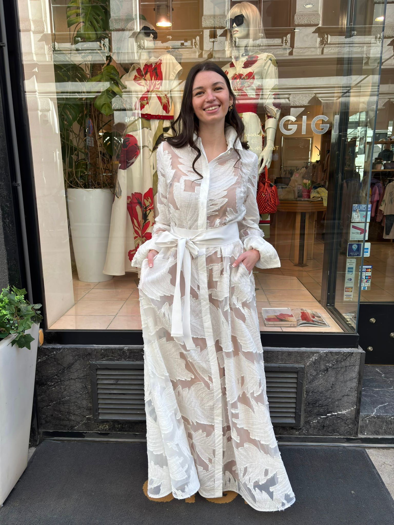 Weißes Spitzen Maxikleid von Sara Roka mit Bindegürtel- elegantes Sommerkleid bei Boutique GIGI