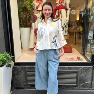 Akris Punto weiße Leinenbluse mit verspielten Linien Details bei Boutique GIGI Wien