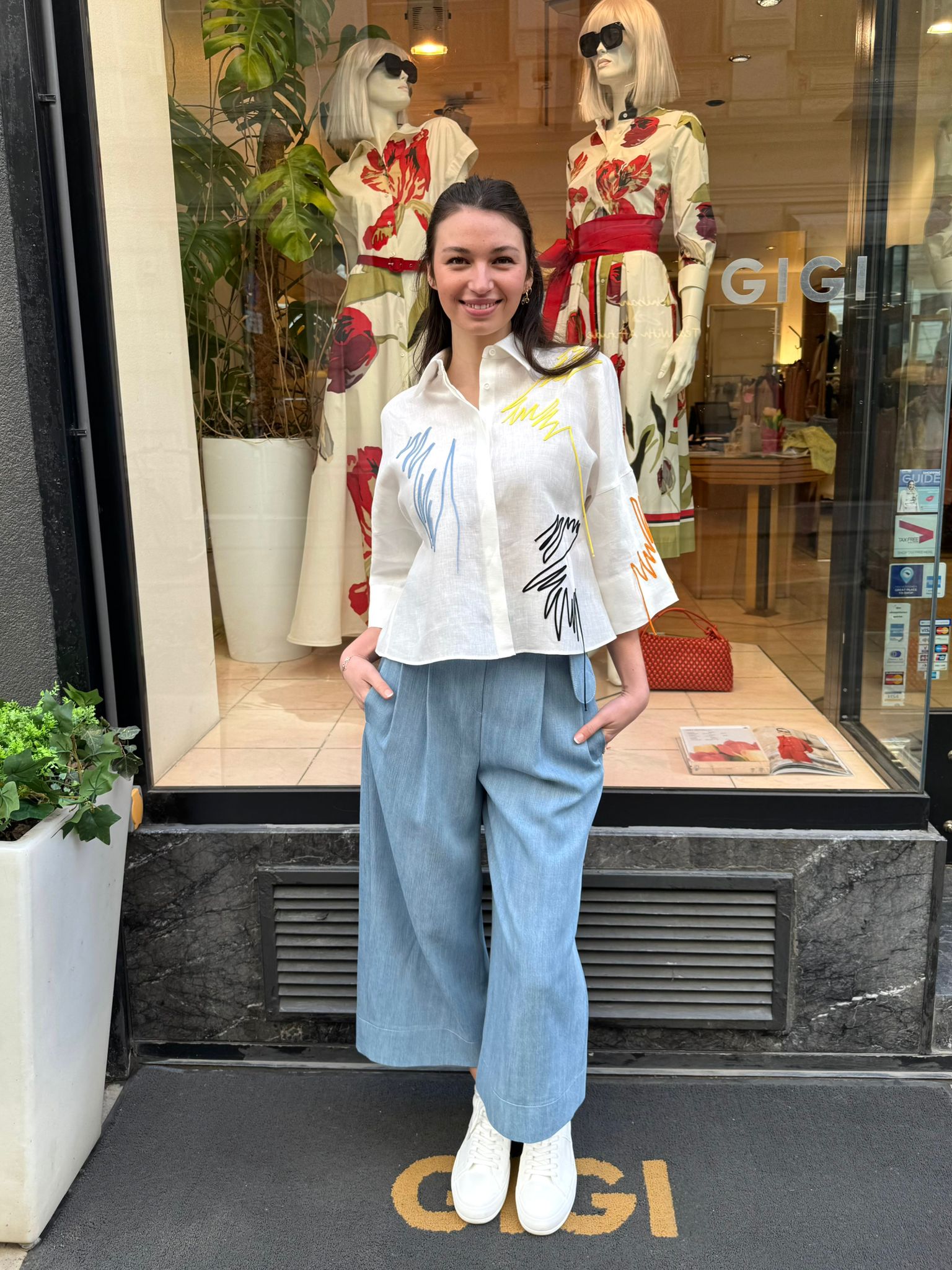 Akris Punto weiße Leinenbluse mit verspielten Linien Details bei Boutique GIGI Wien